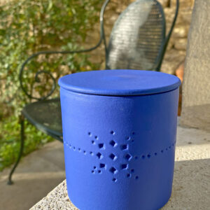 Bougie parfumée IZZA bleu Majorelle senteur Agrumes pot en argile à conserver