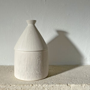 Bougie parfumée forme Tajine senteur Gingembre Romarin Santal dans pot en argile blanc craie Coté bougies