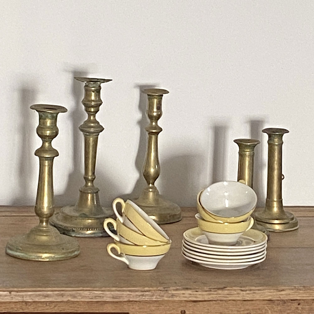 Bougeoirs et services café trouvés au grand déballage de Montpellier réservé aux antiquaires et brocanteurs