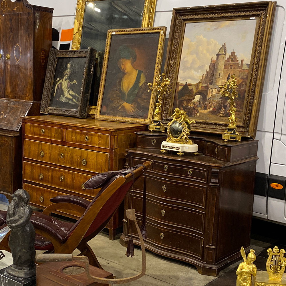 Stand au déballage marchand de Montpellier réservé aux antiquaires et brocanteurs 