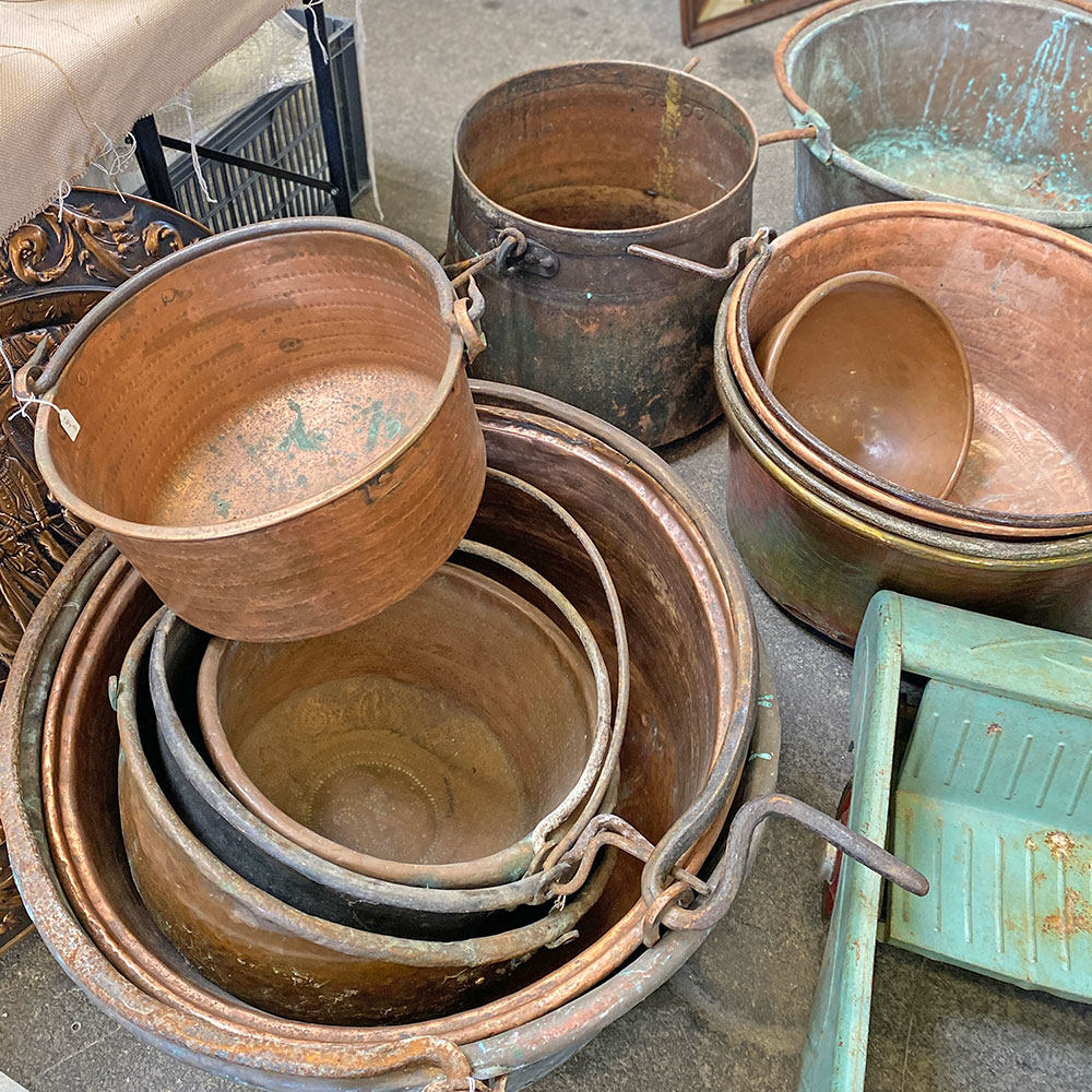 bassine en cuivre au déballage marchand de Montpellier réservé aux antiquaires et brocanteurs