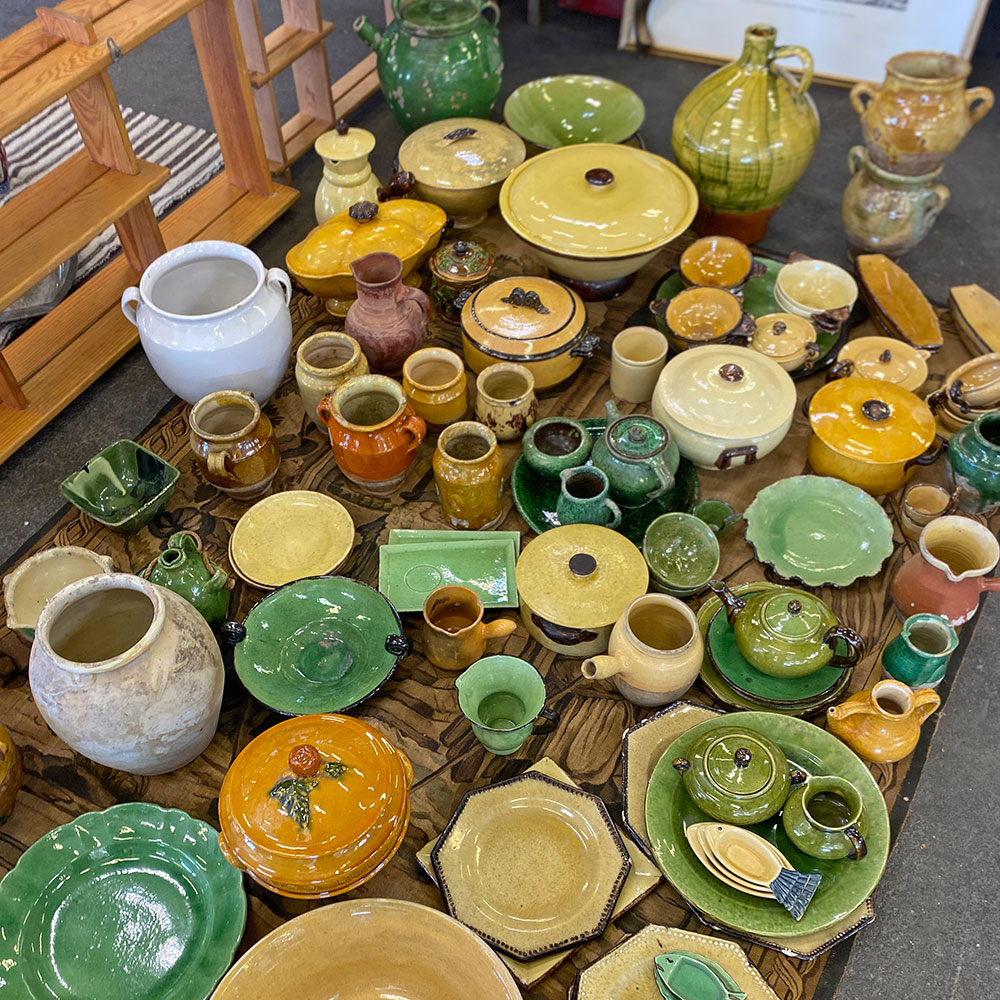 Détail objet vintage pots à graisse anciens au déballage marchand de Montpellier réservé aux antiquaires et brocanteurs