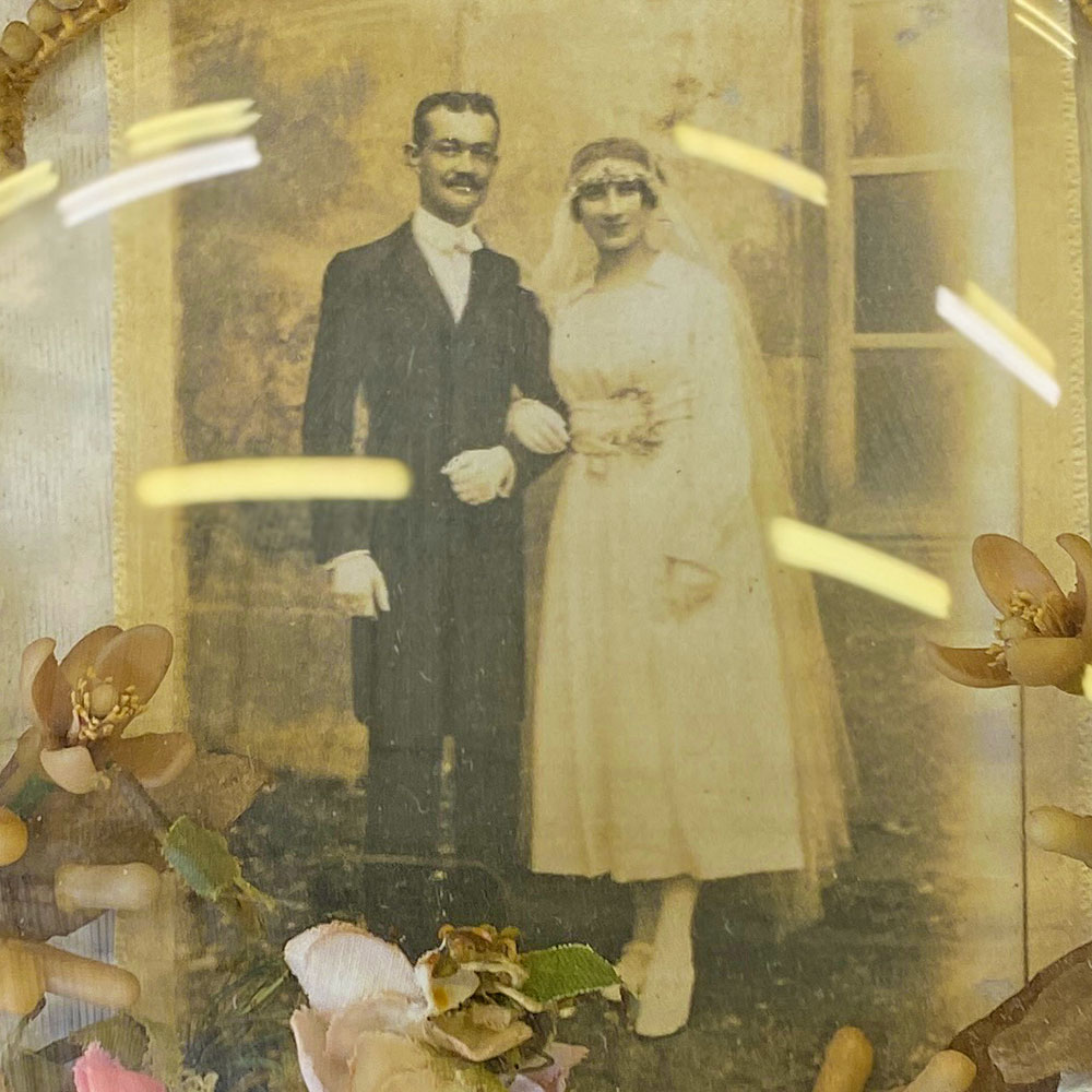 Détail d'un cadre des mariés ancien, au déballage marchand de Montpellier réservé aux antiquaires et brocanteurs