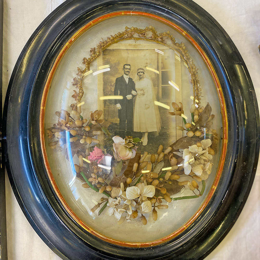 Cadre vintage des mariés avec bouquet de la mariée au déballage marchand de Montpellier réservé aux antiquaires et brocanteurs