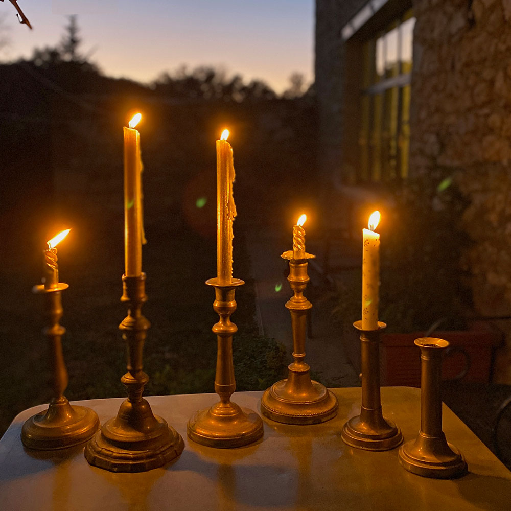 Lot de 6 bougeoirs anciens en laiton trouvés en brocante. Idée déco ces chandeliers de tailles différentes créent la magie des fêtes aussi bien l'hiver que lors de dîners d'été. Idée cadeau