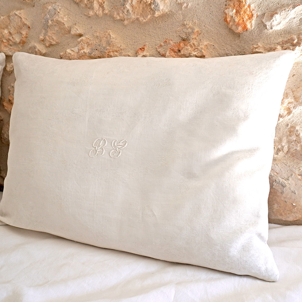 Coussin fait main avec des serviettes de table anciennes, brodées avec monogramme en toile métis lin coton 50 x 70 cm