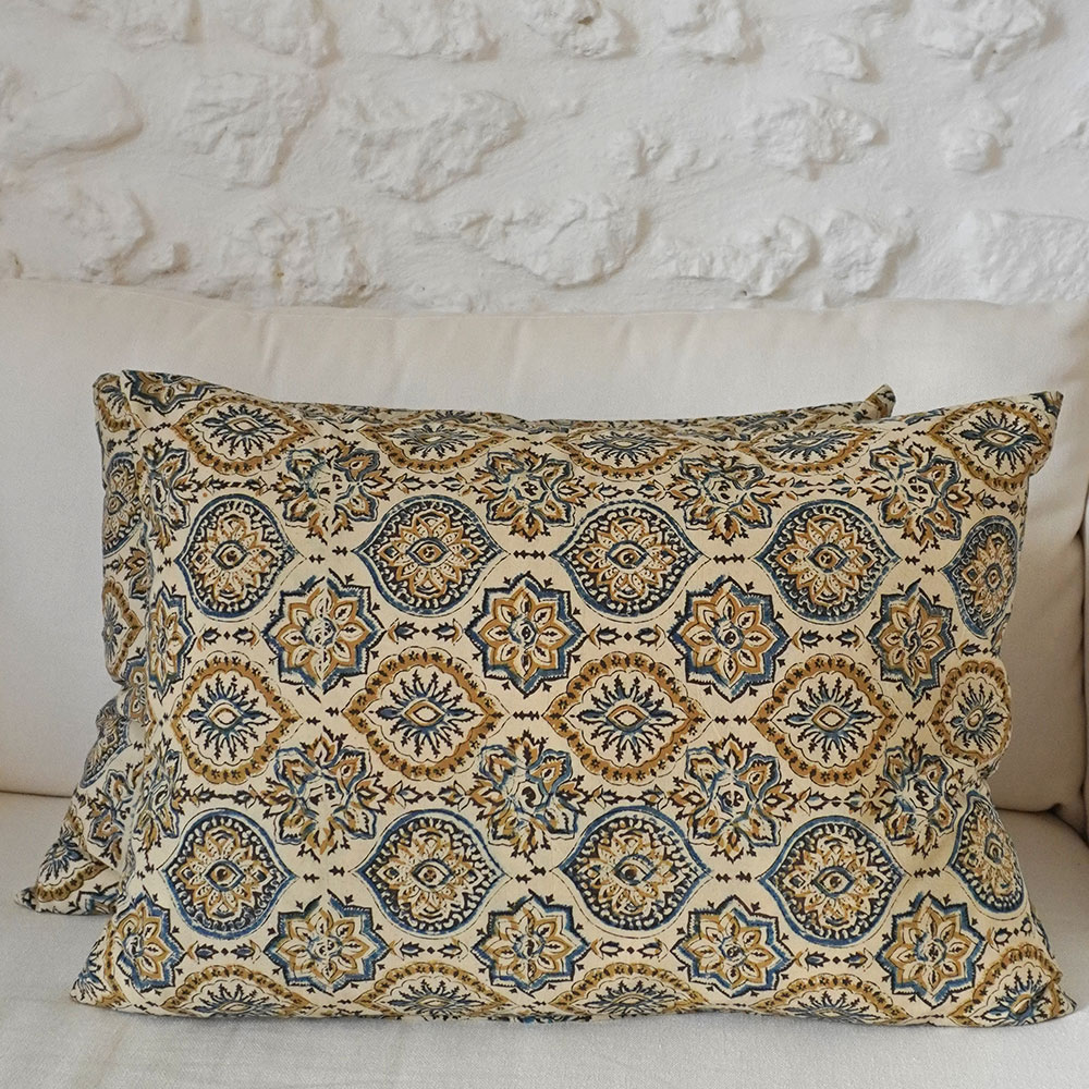 Coussin fait main en France avec du tissu coton impression au cadre block print en Inde, Rajasthan, coussin 50 x 70 cm