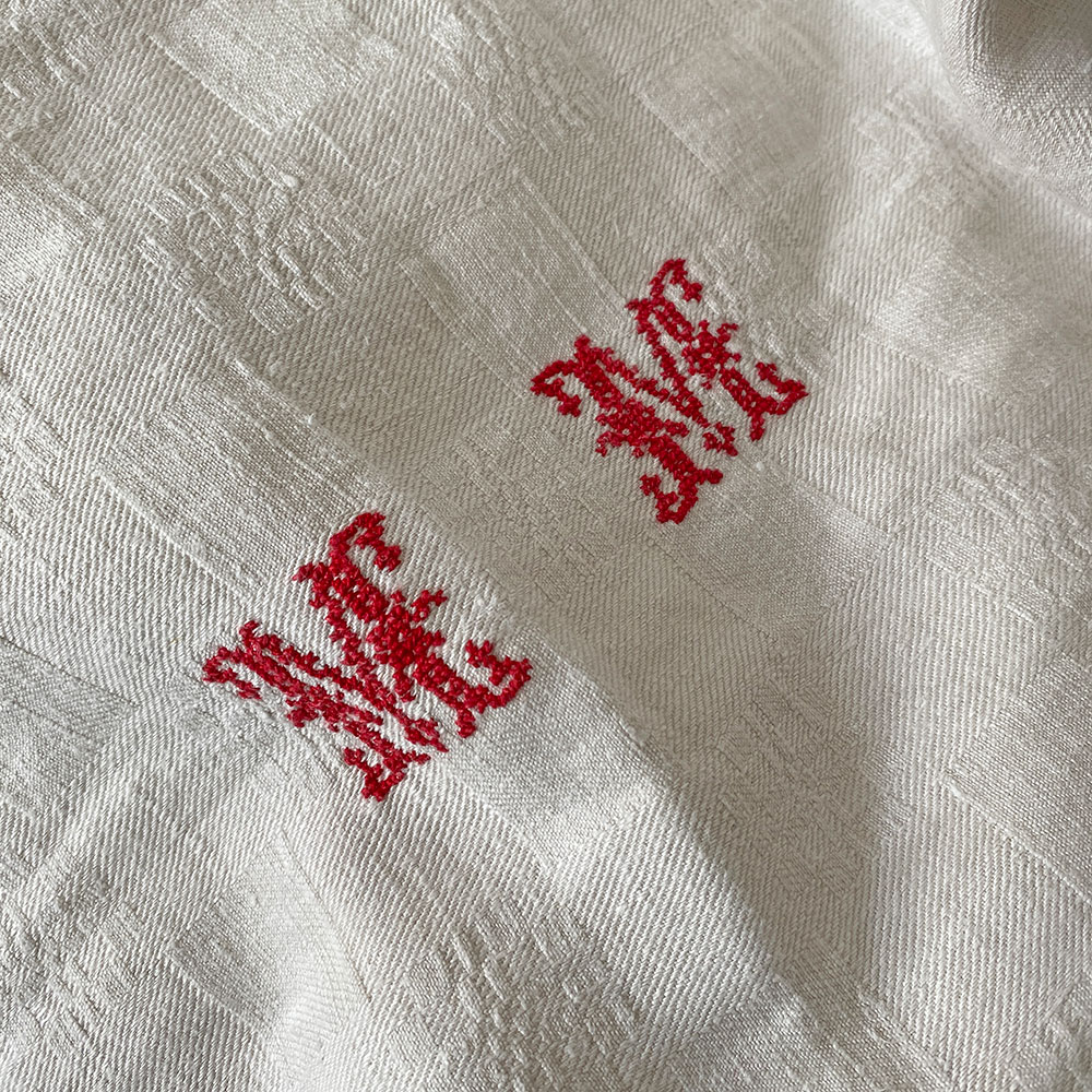 Détail Coussin fait main avec des anciennes serviettes en métis lin coton damassé 50 x 70 cm seconde main brodé monogramme