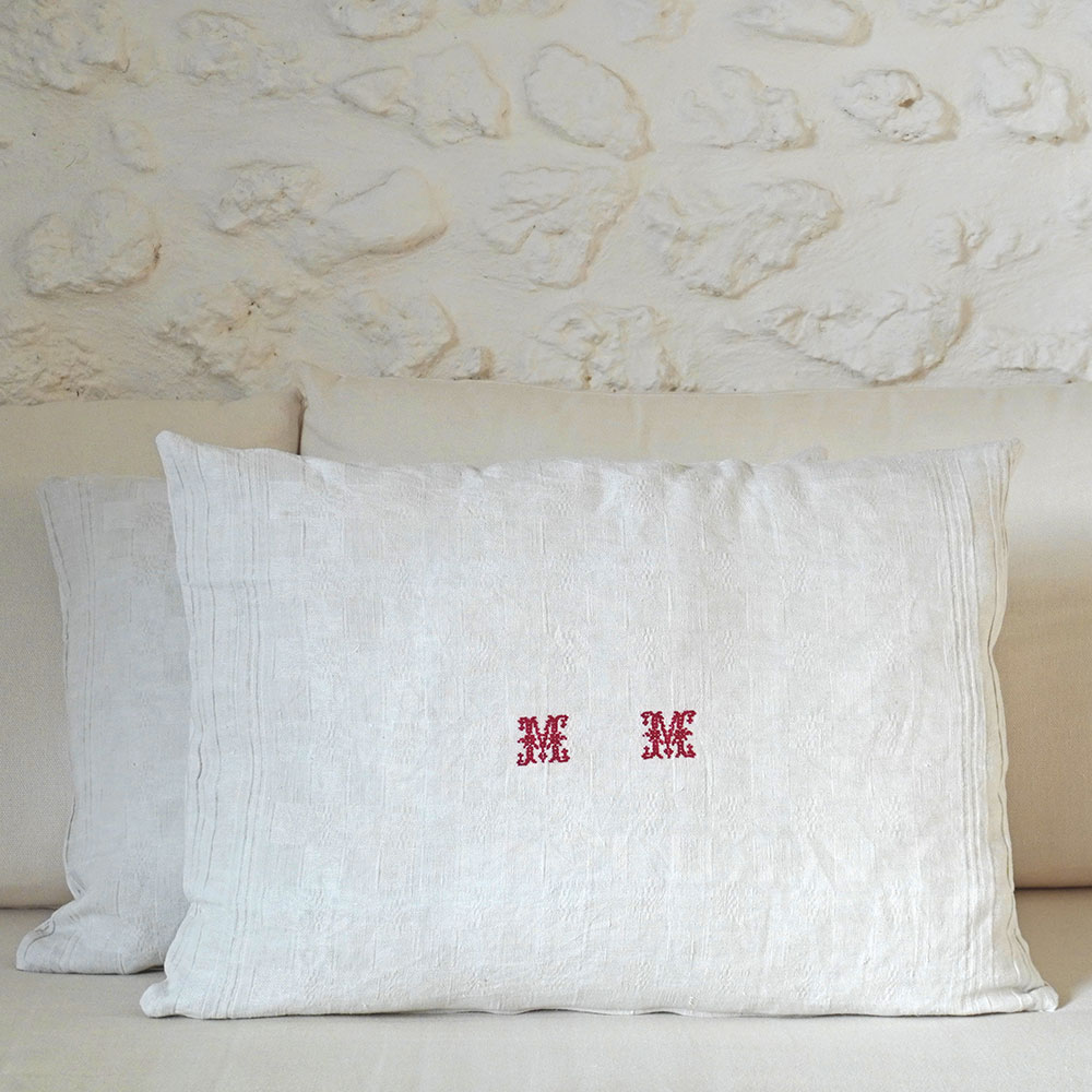 Coussin fait main avec des anciennes serviettes en métis lin coton damassé 50 x 70 cm seconde main brodé monogramme