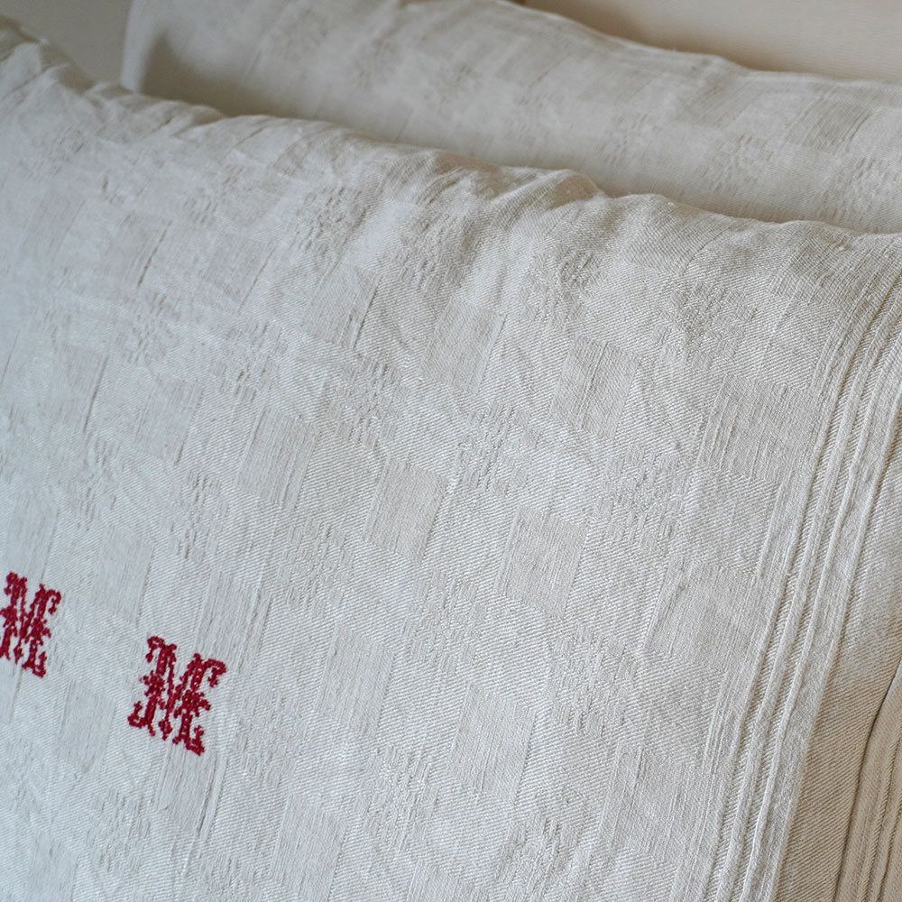 Coussin fait main avec des anciennes serviettes en métis lin coton damassé 50 x 70 cm seconde main brodé monogramme