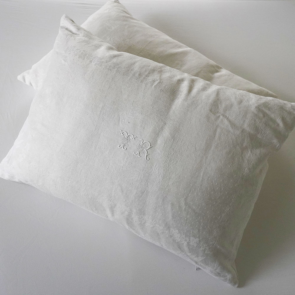 Coussin fait main avec des serviettes de table anciennes, brodées avec monogramme en toile métis lin coton 50 x 70 cm