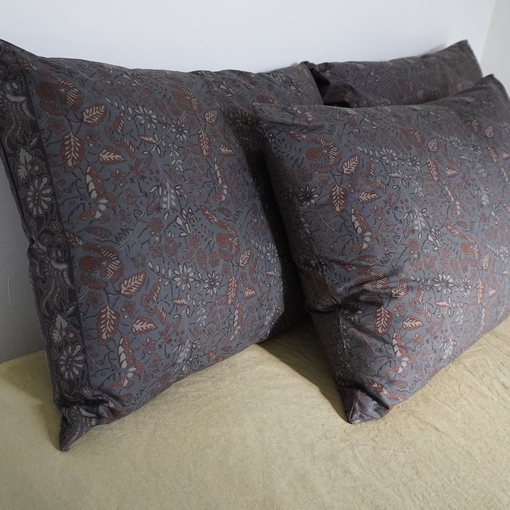 Détail Coussin 50 x 70 cm fait main en France avec du tissu coton popeline fond bleu acier, découvert en Indonésie et inspiré des sarongs, déhoussable, fermeture éclair en base