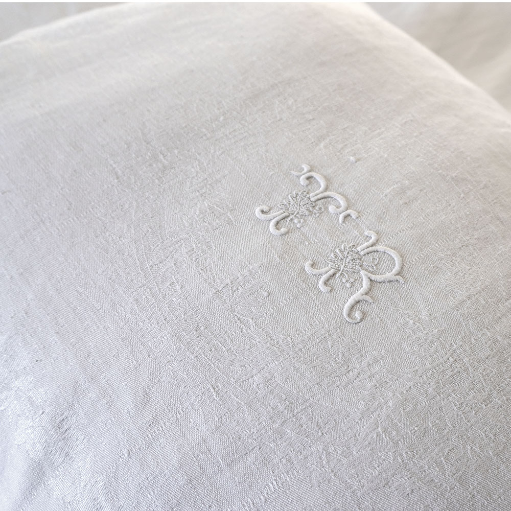 Détail Coussin fait main avec des anciennes serviettes en métis lin coton damassé 50 x 70 cm seconde main brodé monogramme