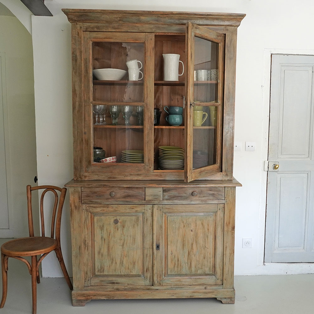 Vaisselier ancien en bois mouluré et rechampi, composé d'un buffet 2 corps ouvrant par 2 vantaux en partie basse. La partie haute en retrait comporte 2 portes vitrées comme un vitrine, vaisselier vintage esprit broc